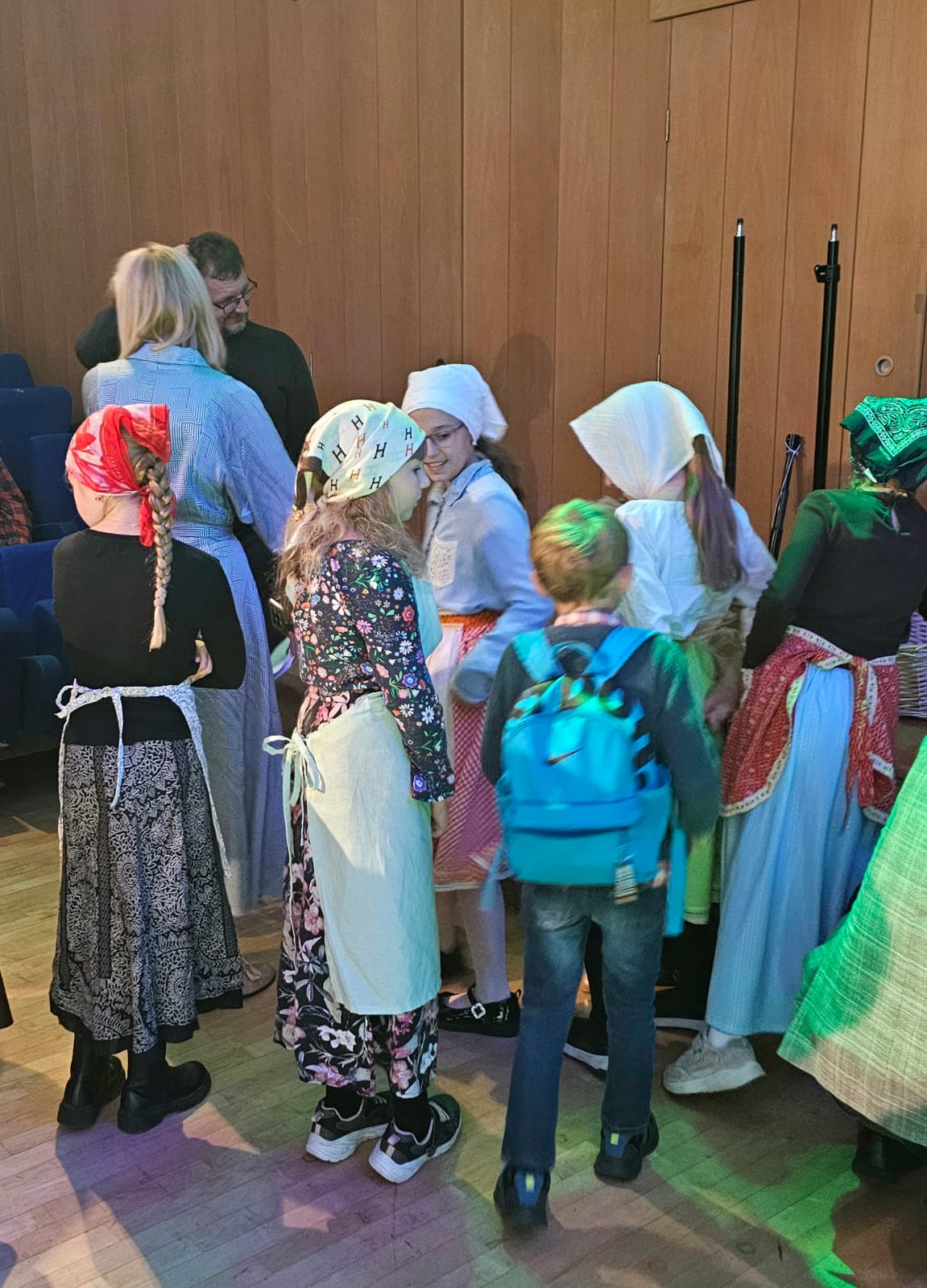 Finaliści konkursu w strojach śląskich na scenie